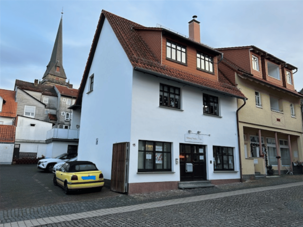 Immobilie in Hessisch Lichtenau - +++ Kaufpreisanpassung +++  Wohn- und Geschäftshaus als "Geldanlage", freies Ladenlokal im EG, in 1988 komplett saniert und renoviert, Innenhof, PKW-S - Bild 0