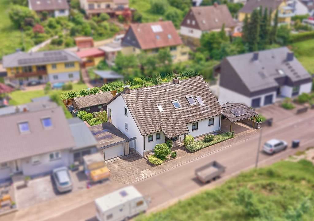 Immobilie in Annweiler am Trifels - ++ Freistehendes Einfamilienhaus mit Garage, Carport, Terrasse & Garten und tollem Trifelsblick ! ++ - Bild 2