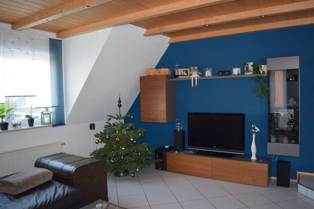 Immobilie in Altenmünster - Ruhiges Zweifamilienhaus mit vermieteter EG-Wohnung und sofort beziehbarem OG in Hennhofen - Bild 1