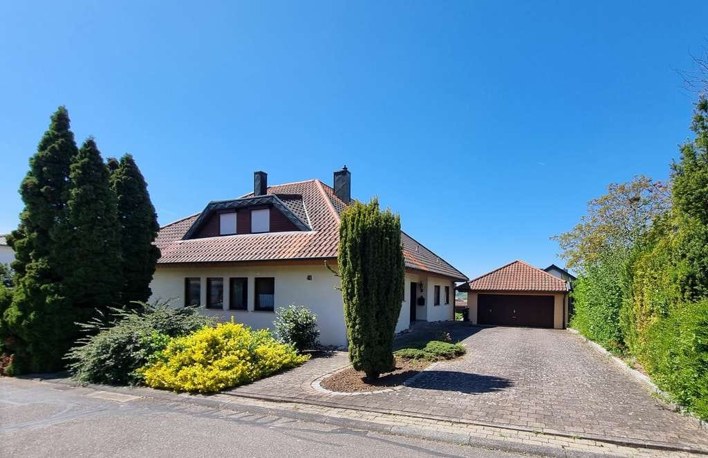 Immobilie in Hüffenhardt - Hochwertiges Einfamilienhaus auf großem Grundstück - Bild 0