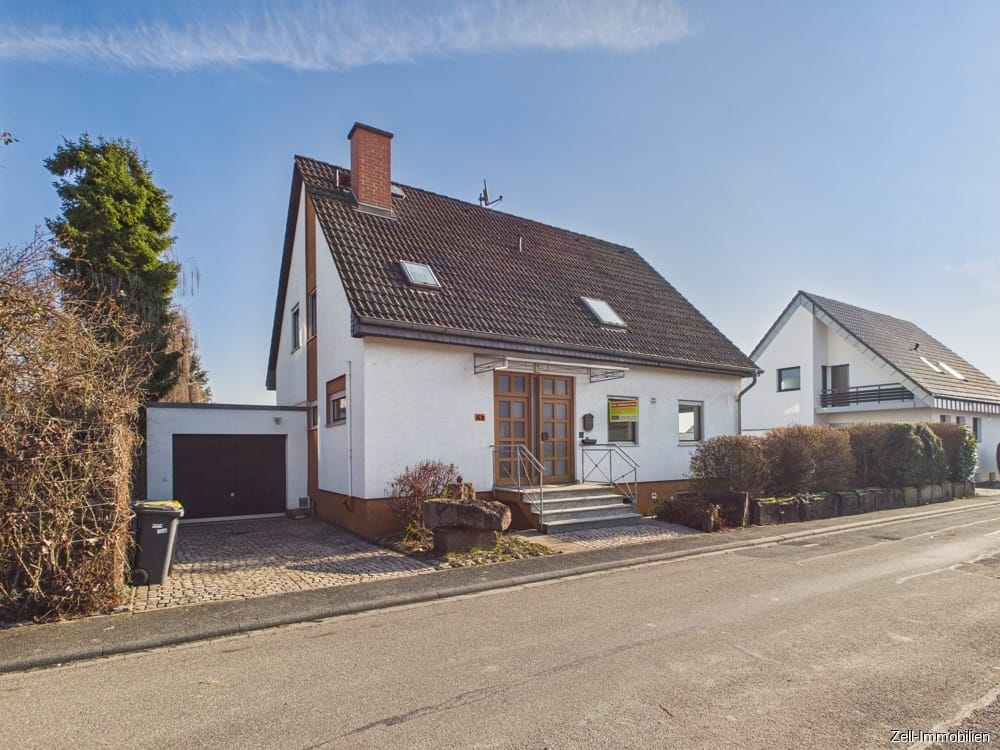 Immobilie in Walluf - Freistehendes Einfamilienhaus mit ELW und Garage in begehrter Wohnlage - Bild 1