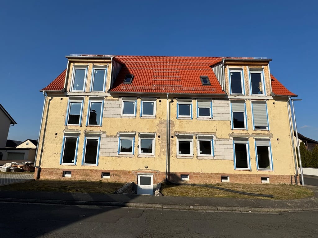 Immobilie in Elsenfeld - Entkerntes 6-FH in Elsenfeld: Schon mit neuem Dach, Fenstern und Aufzug ... und dazu nur 1,55% Zinsen! - Bild 2