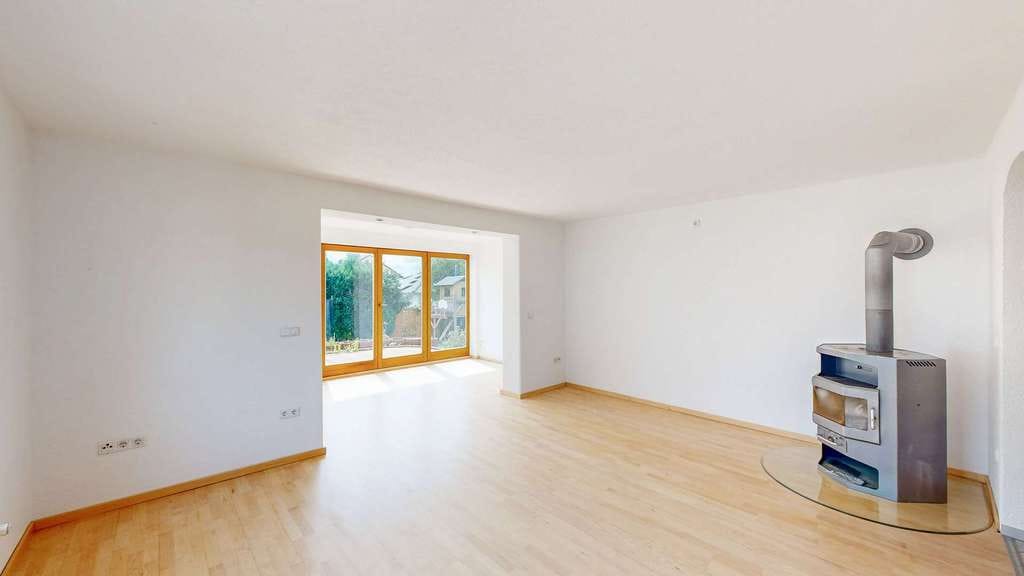 Immobilie in Schollbrunn - Großzügiges Einfamilienhaus mit Ausbaupotenzial und großem Grundstück - Bild 3