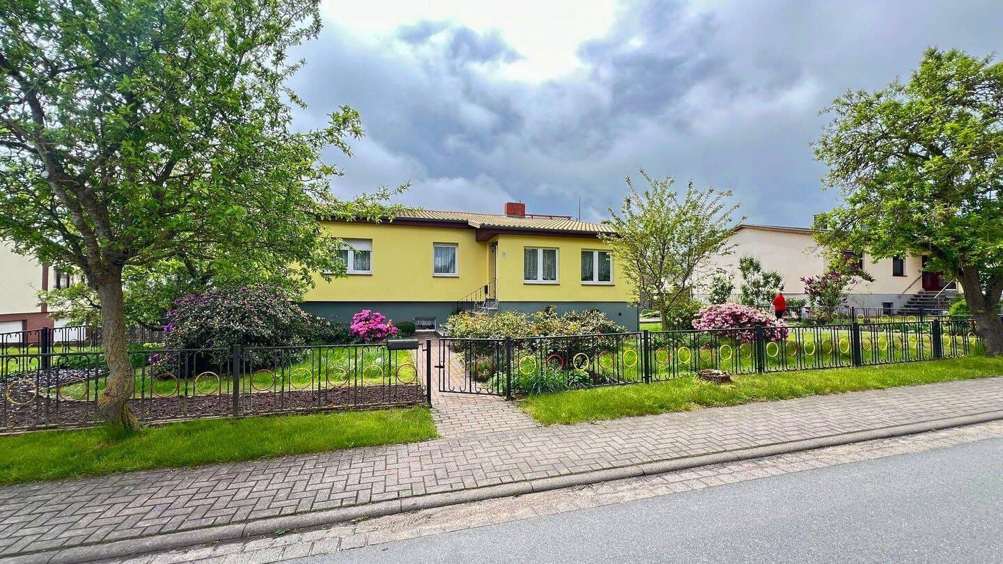Immobilie in Schwasdorf - Einfamilienhaus mit Gewächshaus, Hühnerstall, Obstbäumen und Garten in idyllischer ländlicher Lage - Bild 1