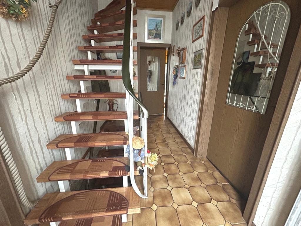Immobilie in Ottweiler - Vielfältiges Wohnhaus mit großem Grundstück und Garage in ruhiger Wohnlage von Ottweiler! - Bild 1