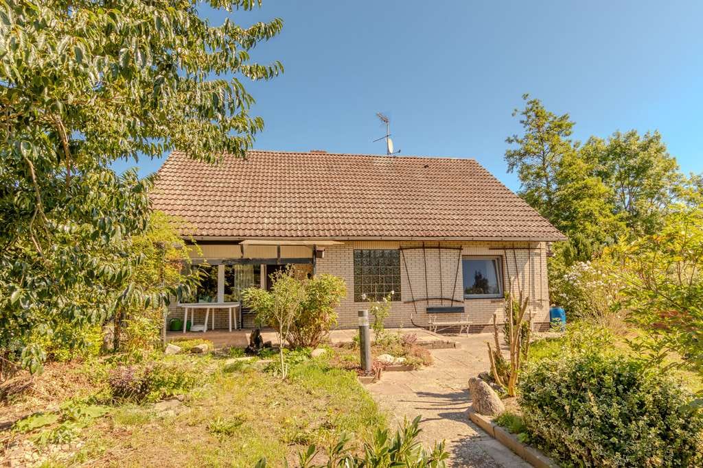 Immobilie in Schnackenburg - Einfamilienhaus mit Gartenhaus und zwei Garagen in Elbnähe - Bild 0