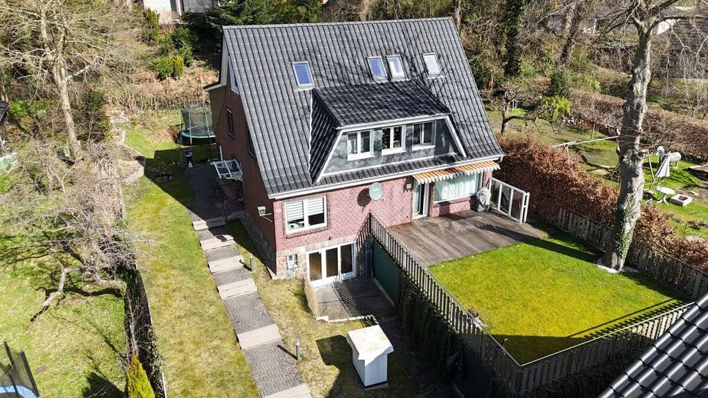 Immobilie in Bad Bramstedt - Kapitalanlage mit zwei Wohneinheiten in zentraler Lage von Bad Bramstedt - aufwändig saniert - Bild 2
