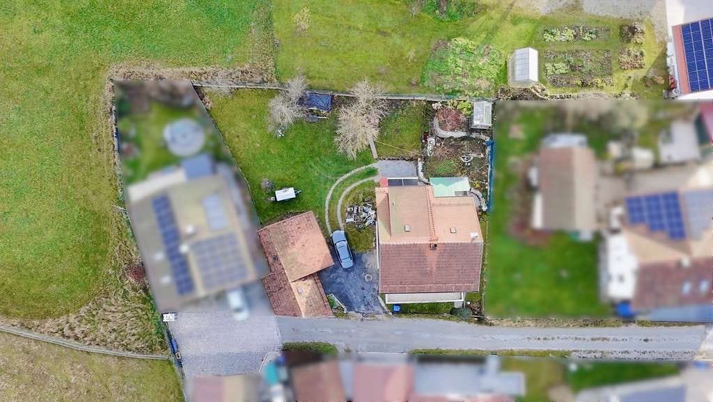 Immobilie in Grafenwiesen - Dieses Einfamilienhaus aus dem Jahr 1957 befindet sich in Grafenwiesen und bietet auf etwa 115 m² Wohnfläche und einem großzügigen Grundstück von rund 731 m² viel Raum zur individuellen... - Bild 4