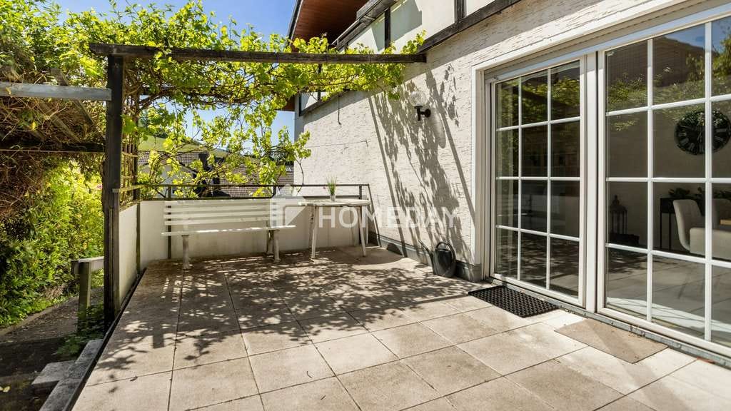 Immobilie in Meschede - Großzügiges Wohnhaus mit separatem Zugang zur Einliegerwohnung und Garten - Bild 1