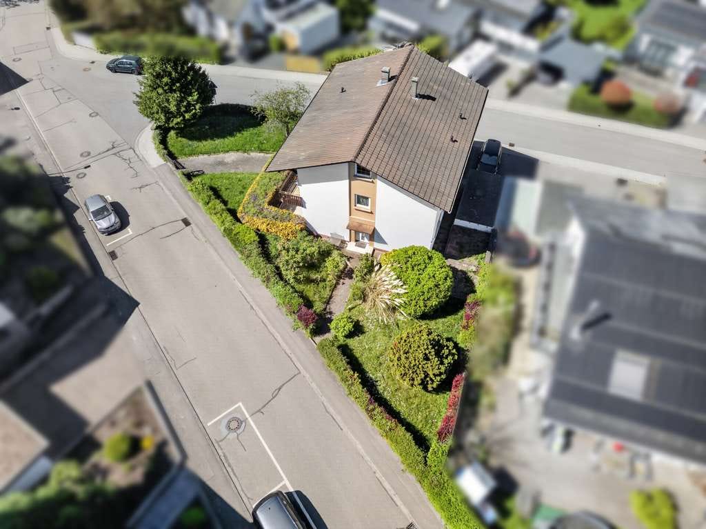 Immobilie in Kuppenheim - Renovierungsbedürftiges Zweifamilienhaus in top Lage von Kuppenheim mit Garagen und Garten - Bild 0