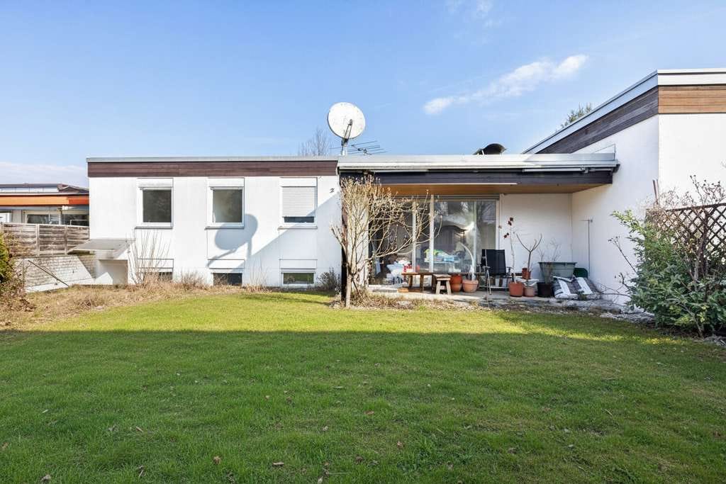 Immobilie in Gräfelfing - Charmanter Bungalow mit Split-Level-Architektur und großem Entwicklungspotenzial in Gräfelfing - Bild 1