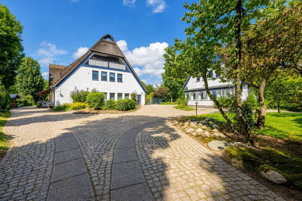 Immobilie in Seestermühe - Maisonette unter Reet: 140 m² Wohngefühl mit Süd-Balkon, Gartenhaus & idyllischer Lage - Bild 0