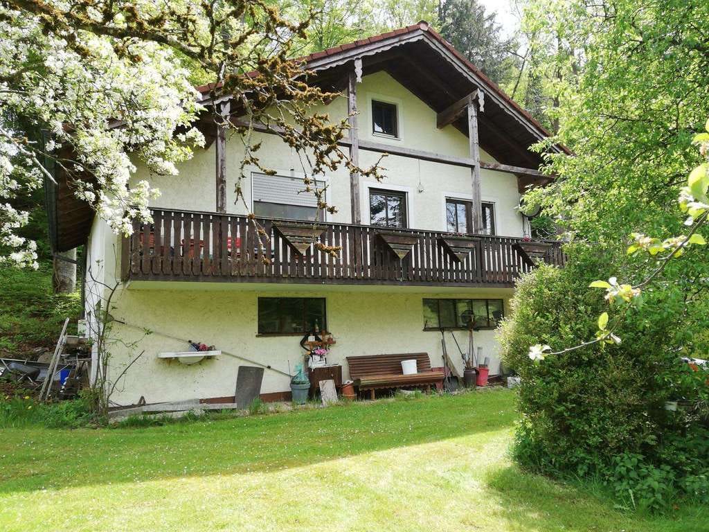 Immobilie in Tacherting - Idyllische Alleinlage im Urthal nähe Schnaitsee - Wohnhaus mit Fischerhütte und Teichen - 22.500qm - Bild 0