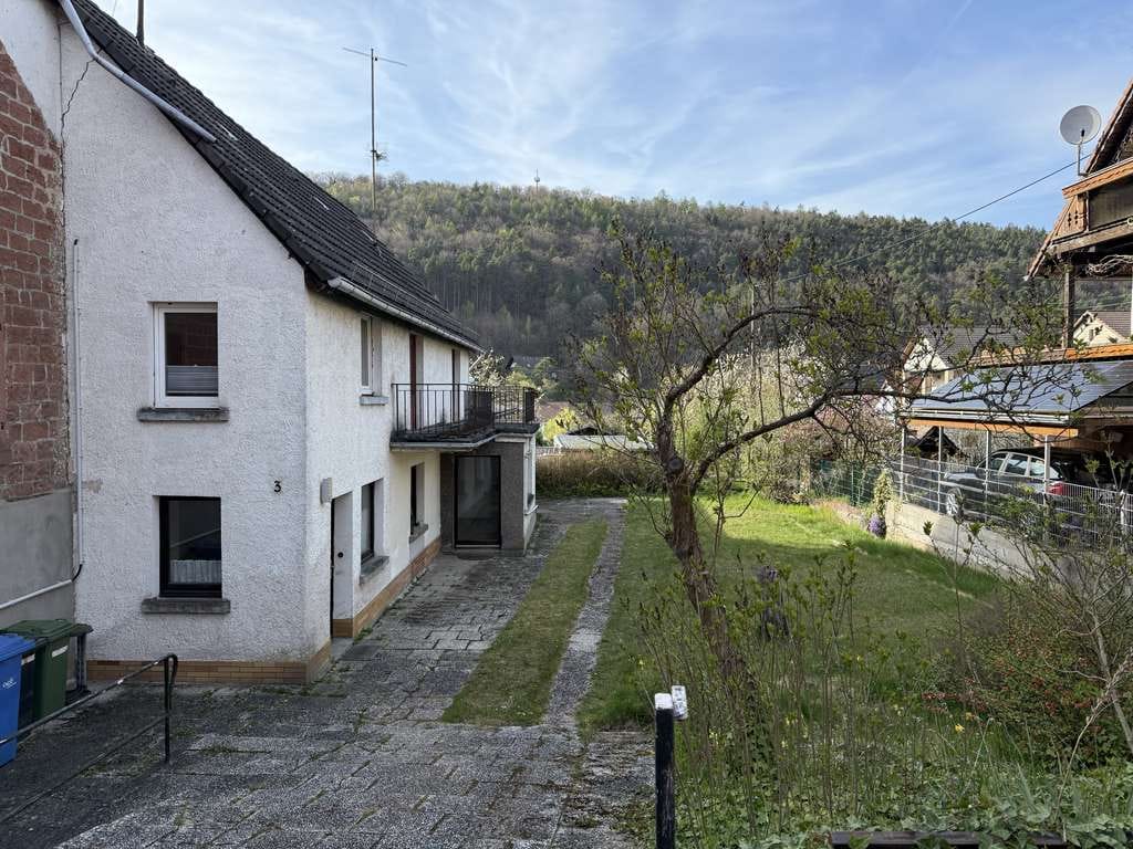 Immobilie in Esthal - Einfamilienhaus mit Garten und Garage  - Bild 1