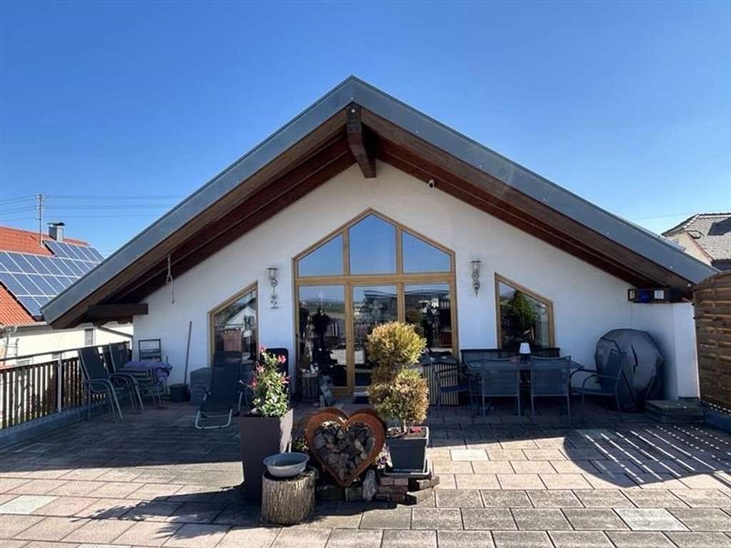 Immobilie in Holzheim - Modernes Wohnen für zwei Parteien – Haus mit großem Grundstück und mehreren Garagen - Bild 4