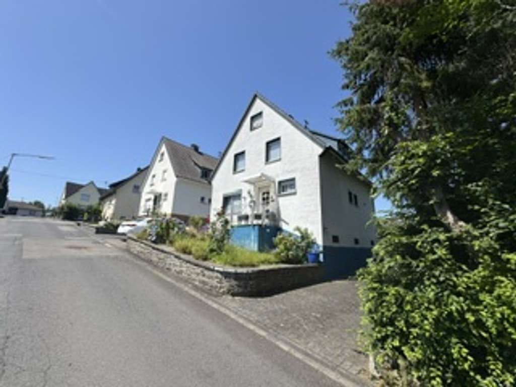 Immobilie in Brachbach - Brachbach, solides Einfamilienhaus mit sonnigem, großen Grundstück. - Bild 2