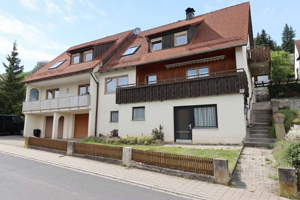 Immobilie in Rügland - Gepflegte 4-Zimmer Eigentumswohnung mit zwei Balkonen und Kachelofen in traumhafter Lage - Bild 1