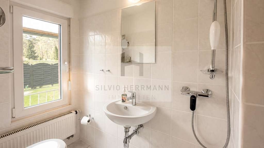 Immobilie in Schenkendöbern - Gepflegtes Ferienhaus am Pinnower See in ruhiger Lage - Bild 3