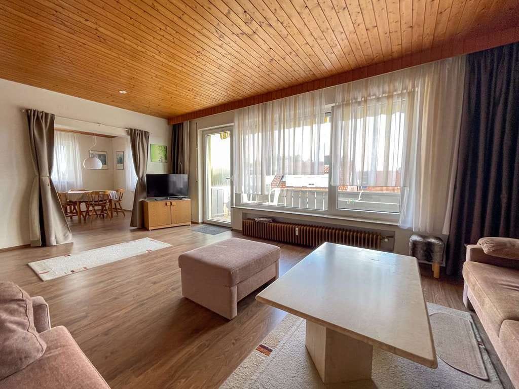 Immobilie in Denkendorf - Großzügige 4-Zimmerwohnung mit 2 zusätzlichem Zimmern im DG - Bild 1