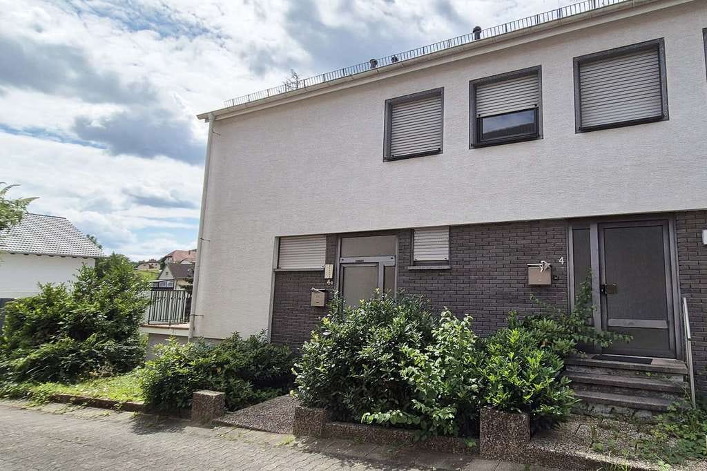 Immobilie in Queidersbach - Ab September, ruhig und doch in Zentrumsnähe gelegene DHH mit Garage - Bild 1