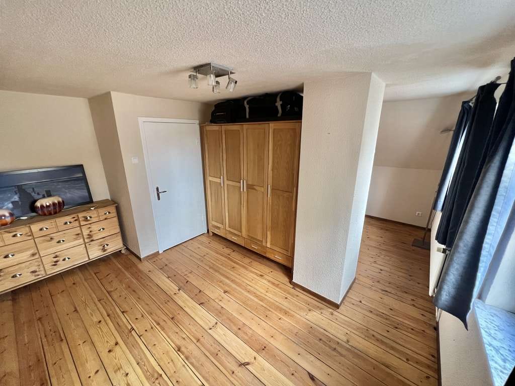 Immobilie in Ellerau - Charmantes Einfamilienhaus mit großzügigem Grundstück, Garage/Werkstatt & traumhaftem Garten - Bild 3