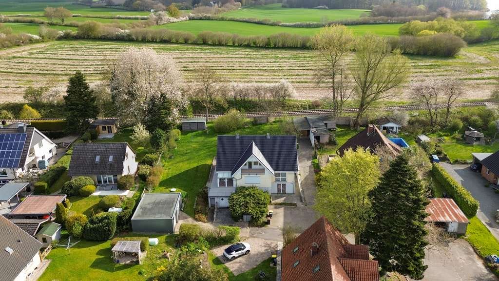 Immobilie in Boren - Großzügiges Einfamilienhaus mit Einliegerwohnung in idyllischer Lage nahe der Schlei - Bild 0