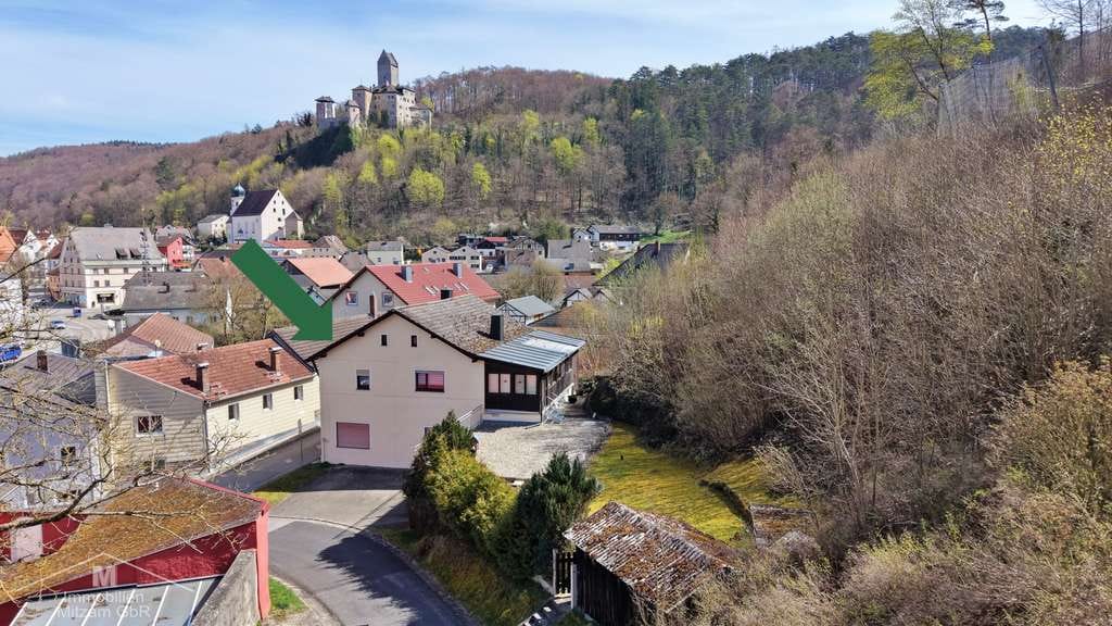 Immobilie in Kipfenberg - Wohnhaus mit 2 Einheiten und Doppelgarage in zentraler Ortsrandlage mit traumhaftem Ausblick - Bild 1