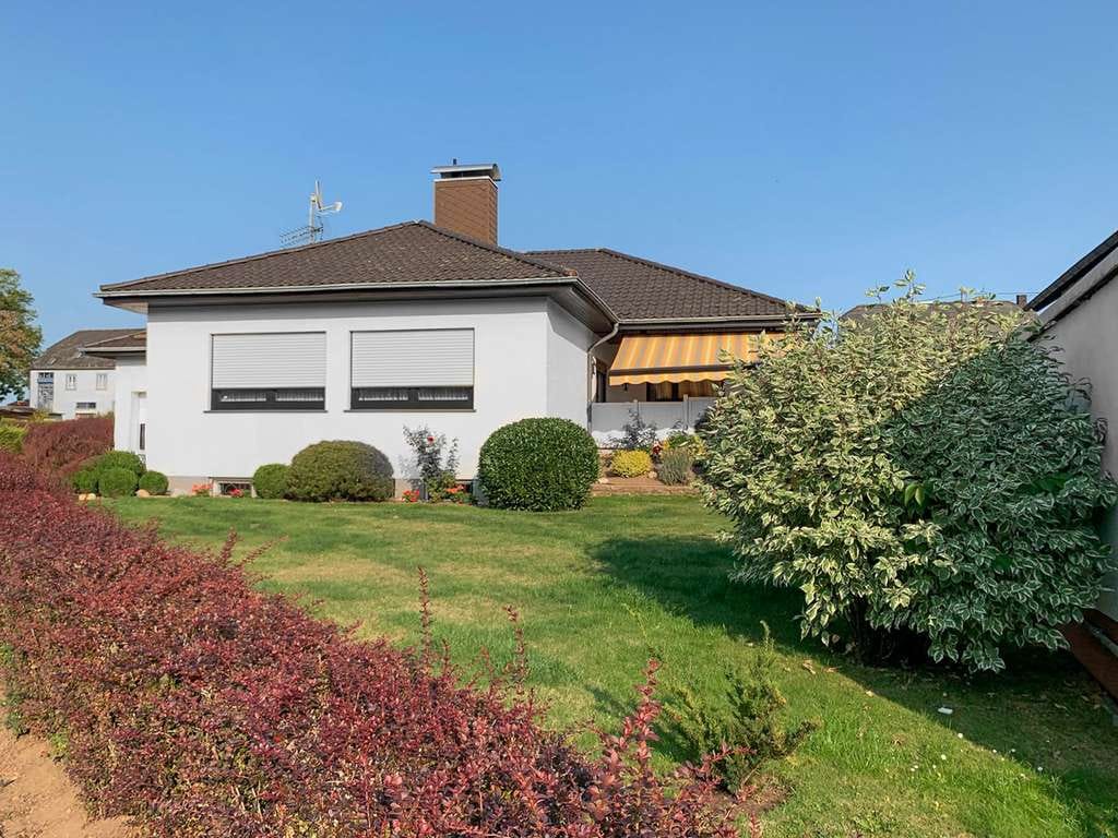 Immobilie in Hermeskeil - Bungalow mit architektonischer Klarheit in Bestlage von Hermeskeil - Bild 0