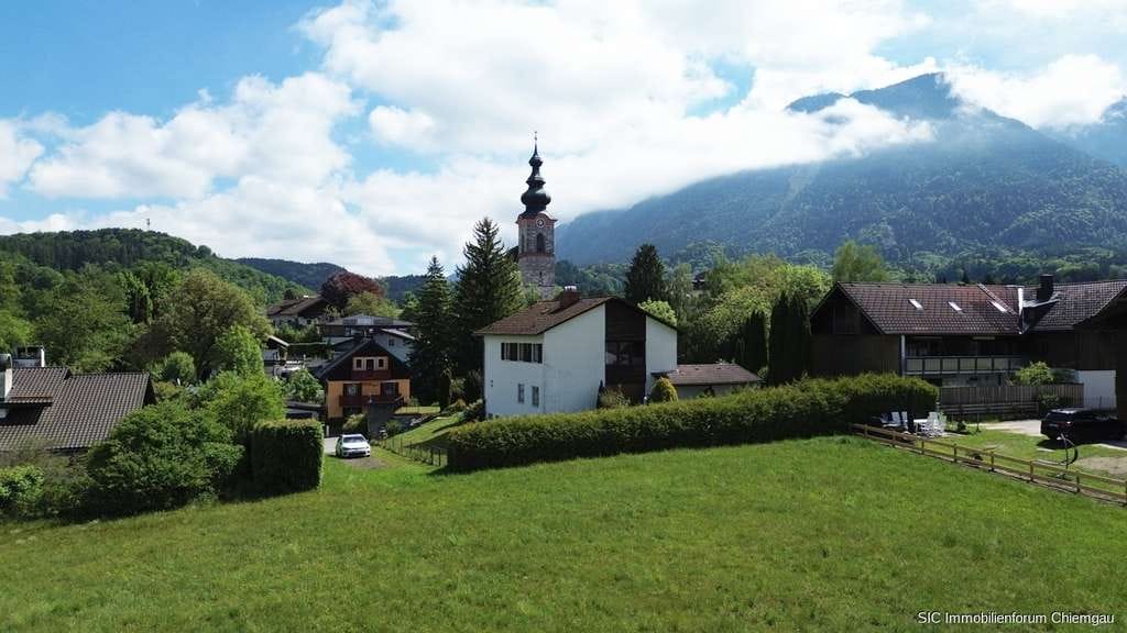 Immobilie in Bayerisch Gmain - Einmalig schönes Fleckchen Erde !
Freistehendes Haus mit grandiosen Ausblick auf Wiesen, Wasser u.  - Bild 4