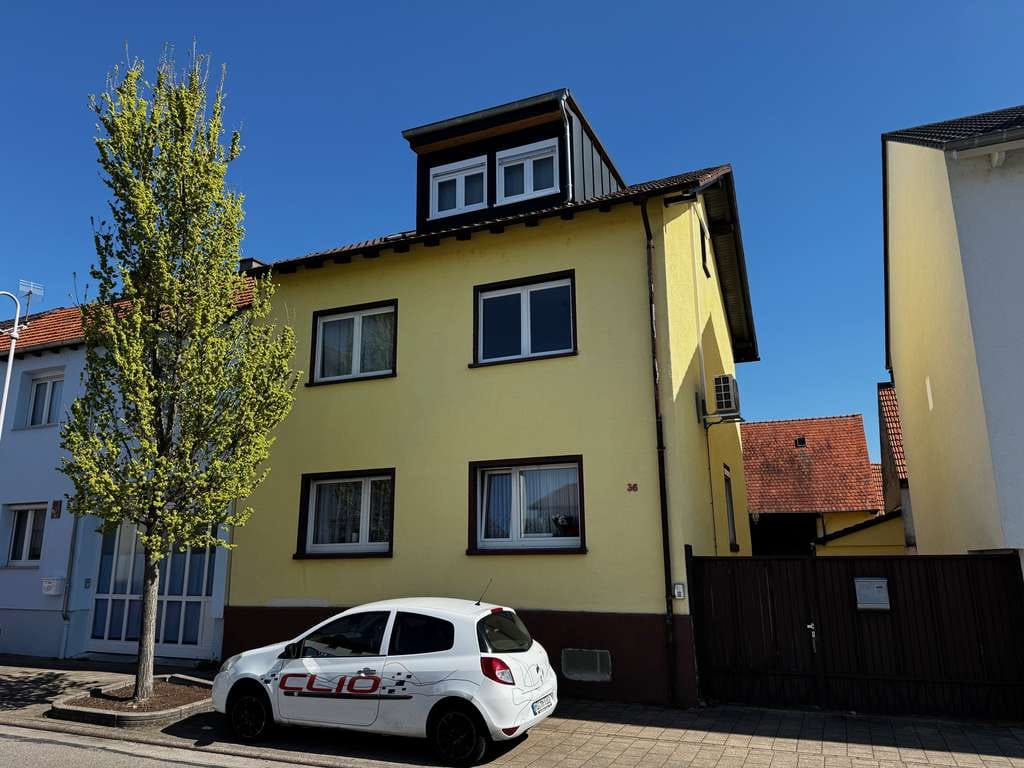 Immobilie in St. Leon-Rot - Zweifamilienwohnhaus mit großer Scheune und Bauplatz in 2. Reihe - Bild 0