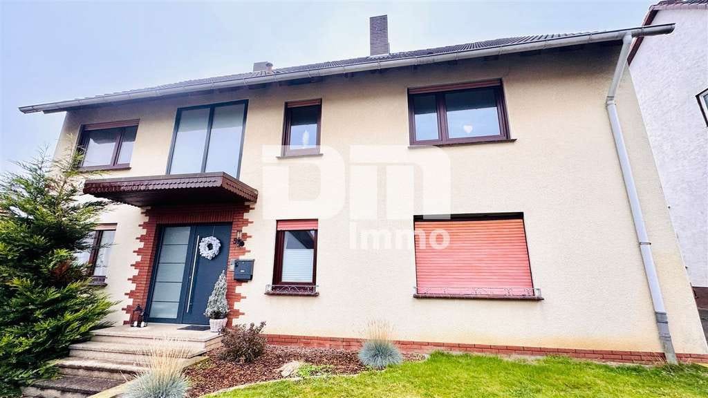 Immobilie in Breuna - Gepflegtes Ein- bis Zweifamilienhaus + Garage, Terrase und Balkon auf großem Grundstück - Bild 1