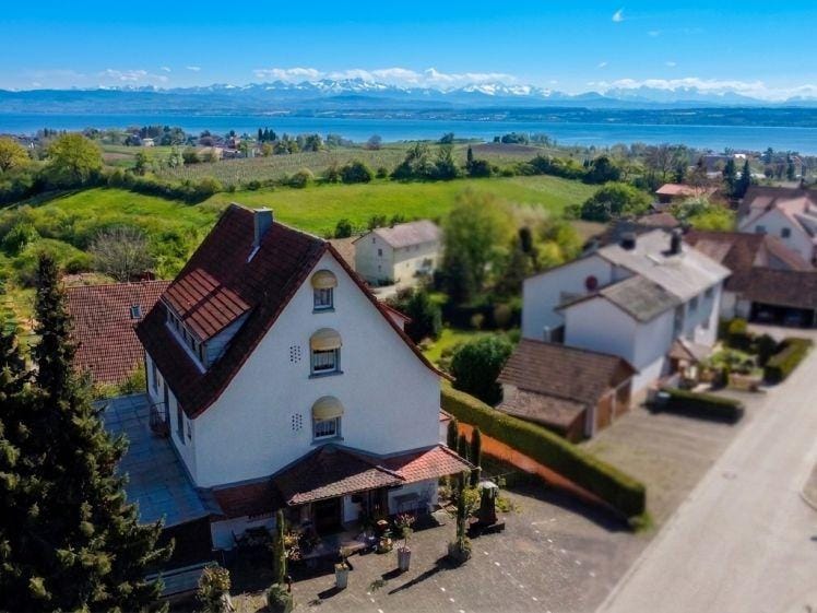 Immobilie in Meersburg - Historisches Mehrfamilienhaus mit Alpen- und Seeblick - vielseitiges Investment mit großem Potenzial - Bild 0