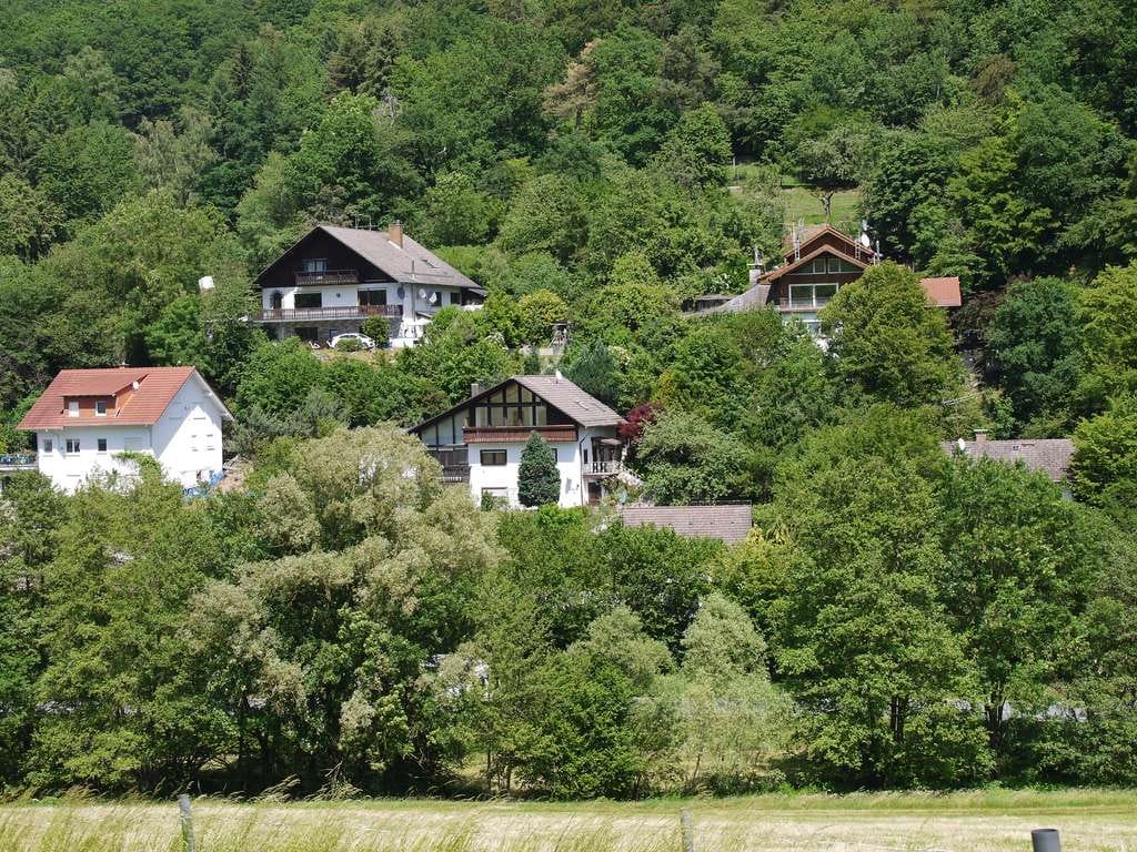 Immobilie in Reichelsheim (Odenwald) - Wohnhaus in attraktiver Hanglage mit Personenaufzug und Doppelgarage - Bild 1