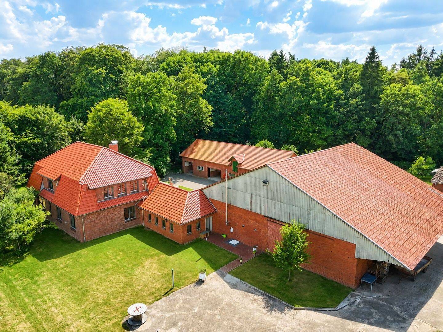 Immobilie in Sudwalde - Zur Ruhe kommen auf Ihrer "Insel im Grünen": Top saniertes Landhaus mit großen Scheunen - Bild 4