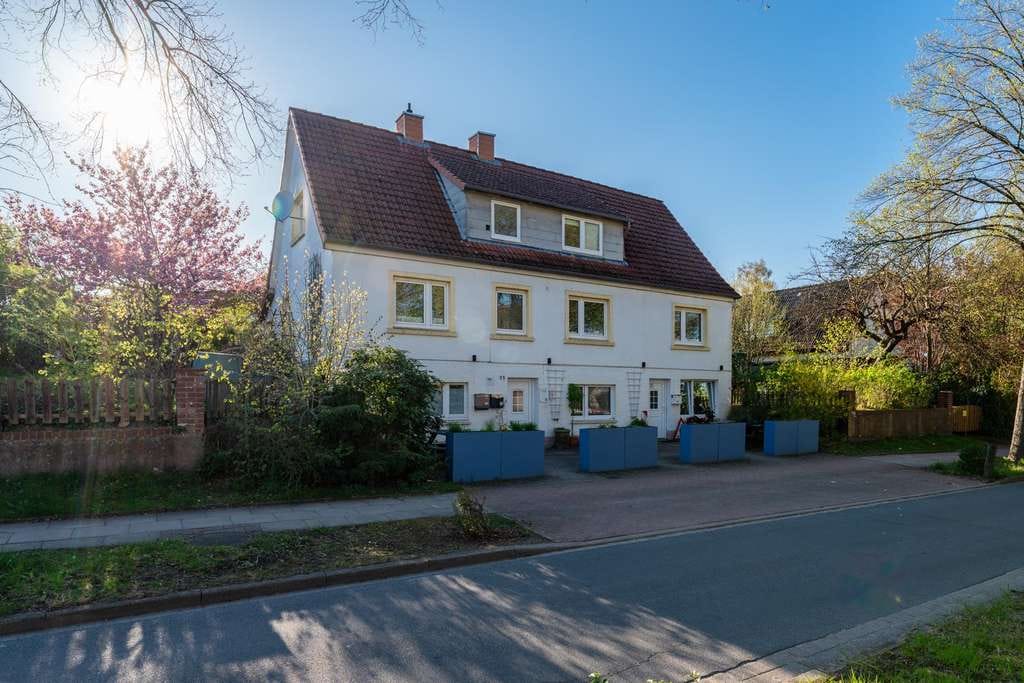Immobilie in Jesteburg - Charmantes, entwicklungsfähiges Dreifamilienhaus zzgl. kleiner Gewerbeeinheit in zentraler Lage von  - Bild 0