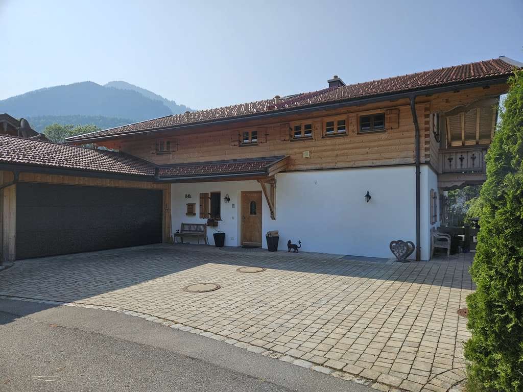 Immobilie in Kreuth - Sehr schönes Mehrgenerationenhaus mit herrlichen Garten und großer Terrasse  - Bild 2