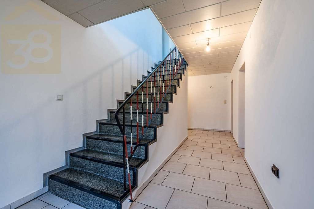 Immobilie in Bokensdorf - Zweifamilienhaus mit Schwimmbad, 3 Garagen und großem Grundstück - ideal für Pferdeliebhaber! - Bild 4