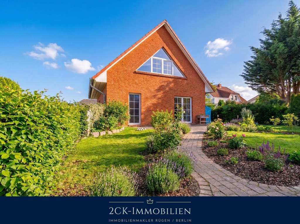 Immobilie in Wiek - Nachhaltig & Strandnah: Massivhaus, verklinkert auf 1.015 m² Grundstück mit PV, Sauna und Kamin! - Bild 0