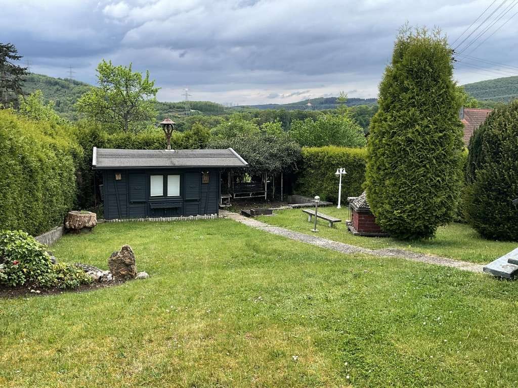 Immobilie in Brachbach - Der Möbelwagen kann kommen! Familienfreundliches Haus mit großem Garten in Brachbach
 - Bild 3
