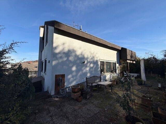 Immobilie in Frickenhausen - Attraktive Kaufgelegenheit! Großzüg. u. komfort. Einfam.-Haus mit 5,36 Ar Grdst., Einliegerwohn. u. Doppelgarage in reizv. Ortsrandlage! - Bild 3