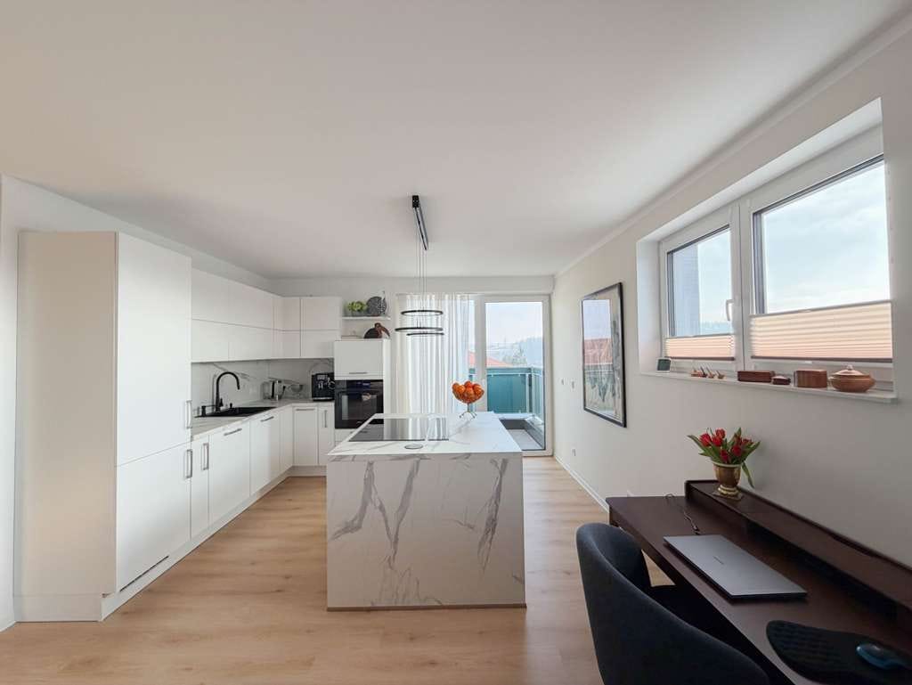 Immobilie in Dörfles-Esbach - Exklusive neuwertige Dachgeschosswohnung mit Dachterrasse, Aufzug & Veste-Blick - Bild 2