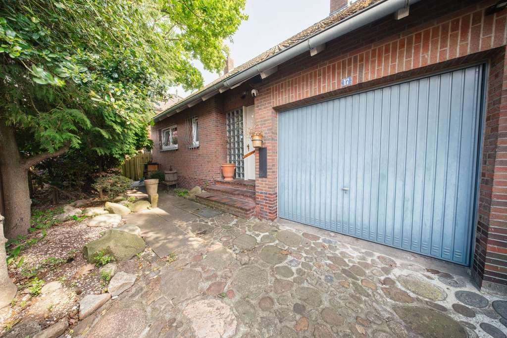 Immobilie in Oldenburg - Charmantes Einfamilienhaus mit Wintergarten, Garage und Garten in begehrter Lage von Oldenburg - Bild 1
