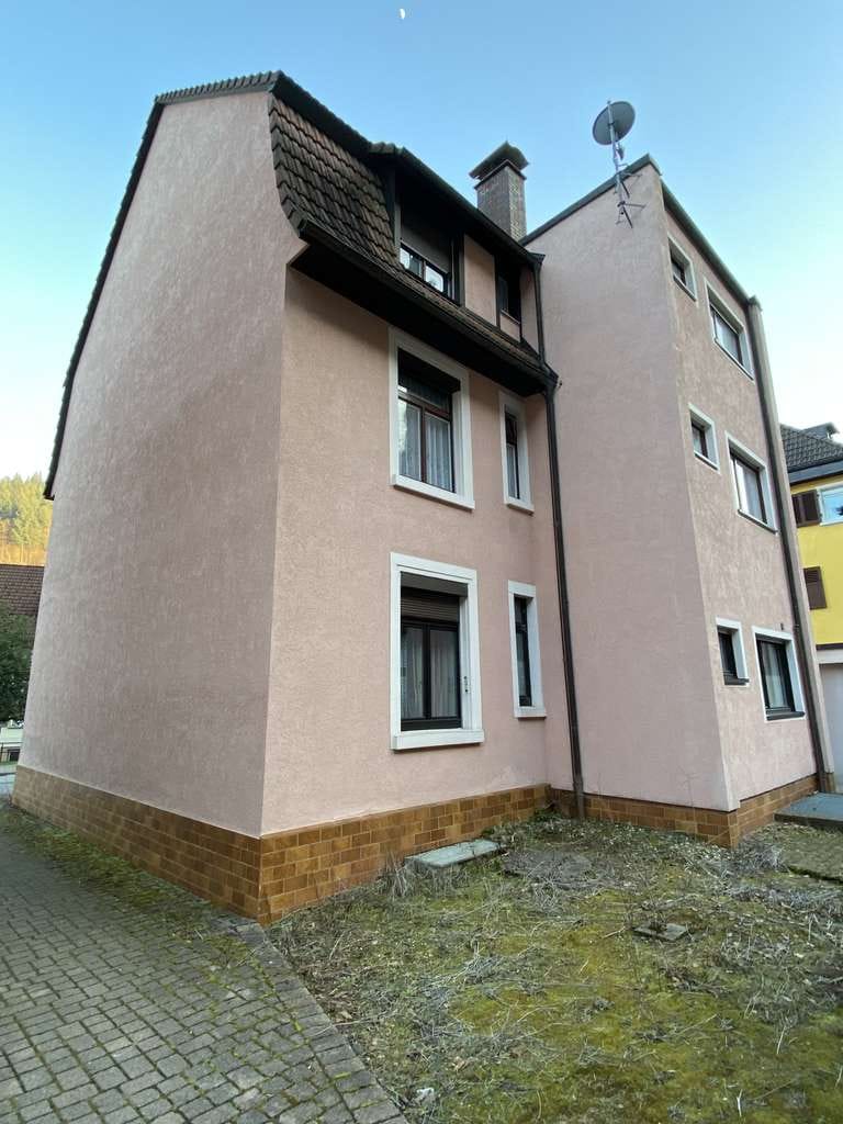 Immobilie in Zell im Wiesental - In Ortsrandlage: interessantes Dreifamilienwohnhaus mit Doppelgarage auf einem ebenen Grundstück ! - Bild 3