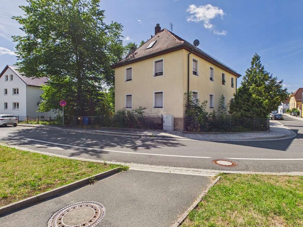 Immobilie in Pegnitz - Renovierungsobjekt: Mehrfamilienhaus mit drei Wohneinheiten in äußerst zentraler Lage von Pegnitz - Bild 1