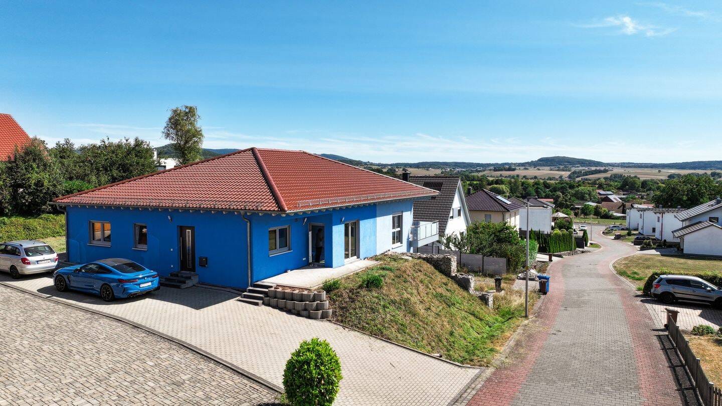Immobilie in Oberleichtersbach - Doppelhaushälfte/Bungalow mit Garten und hochwertiger Ausstattung - Bild 1