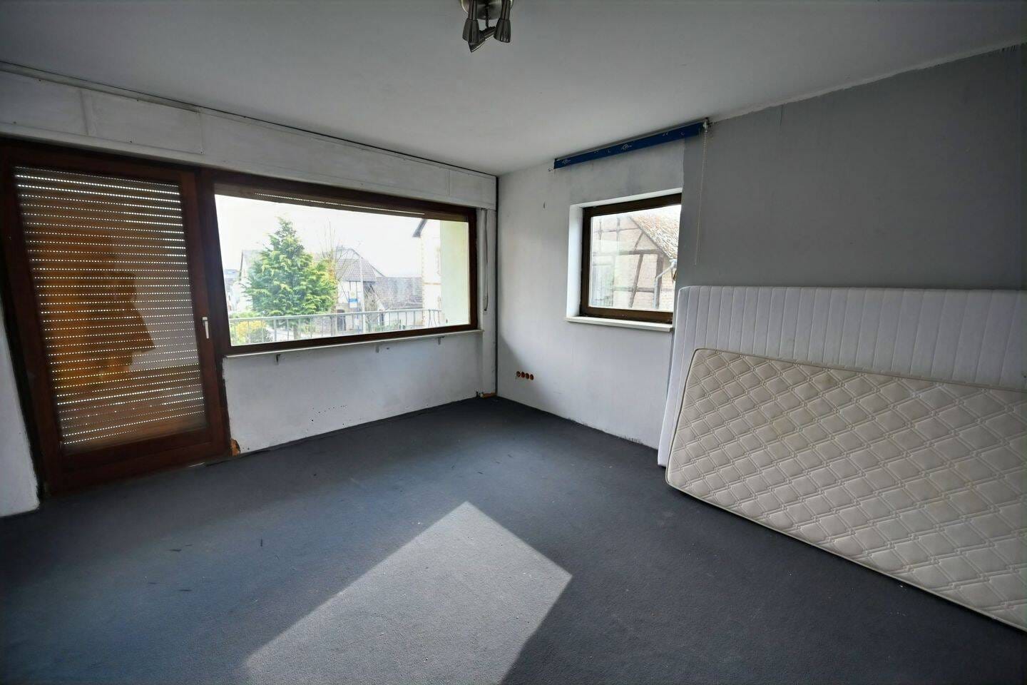 Immobilie in Dahlheim - Mehrfamilienhaus mit 4 Wohneinheiten, Scheune und Garten - Bild 3