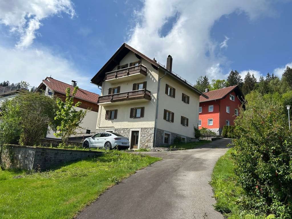 Immobilie in Bayerisch Eisenstein - Bayerisch Eisenstein: Viel Raum für Ideen - Wohnhaus mit Garagen, Werkstatt und Sanierungspotenzial - Bild 0