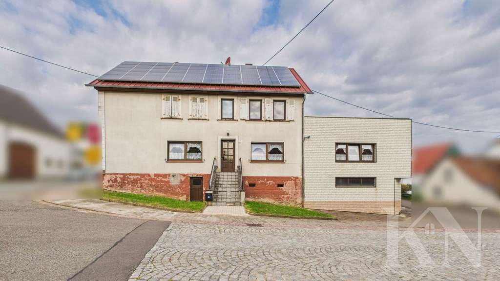 Immobilie in Gersheim - Mehrfamilienhaus mit großem Potenzial in Gersheim – PV-Anlage und separate Scheune - Bild 0