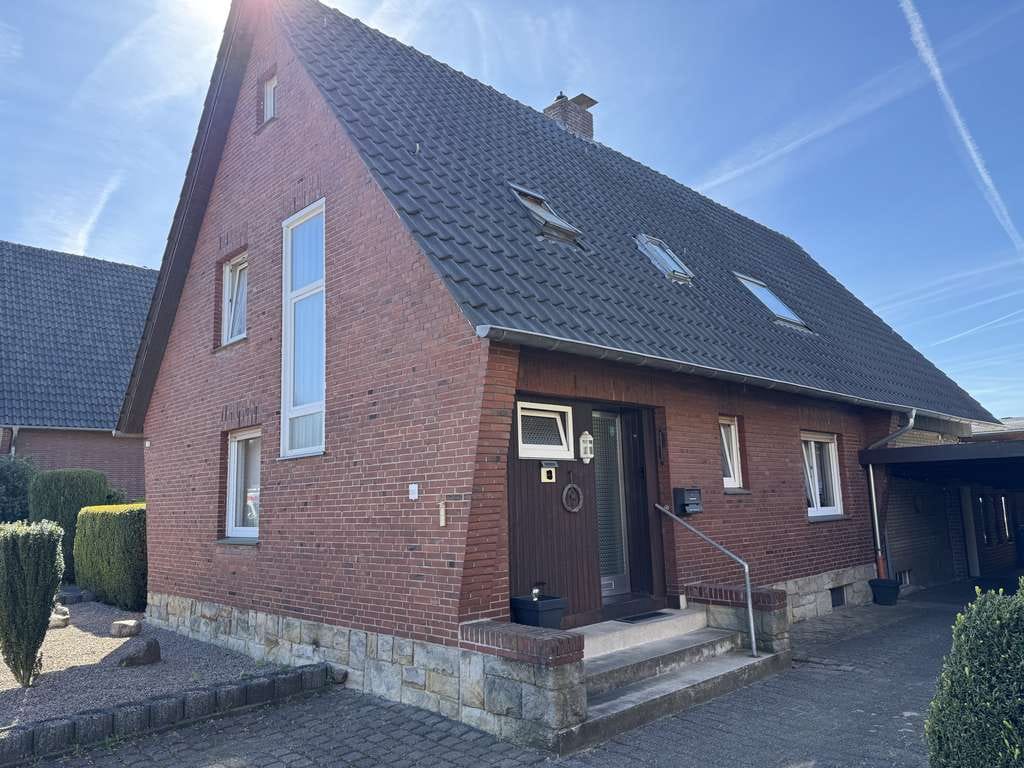 Immobilie in Rhede - Freistehendes Zweifamilienhaus mit großem Grundstück in zentraler Lage  von Rhede zu verkaufen - Bild 1