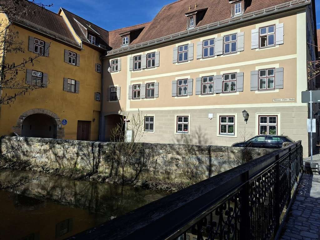 Immobilie in Dinkelsbühl - Hochwertig sanierte, lichtdurchflutete 3-Zimmer-Altstadtwohnung mit Aufzug, Balkon und Garage - Bild 2